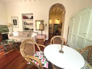 ein Wohnzimmer mit Tisch und Stühlen und einer Couch in der Unterkunft Eva Recommends Porvenir Apartment in Jerez de la Frontera