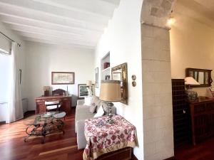 ein Wohnzimmer mit einer Couch und einem Tisch in der Unterkunft Eva Recommends Porvenir Apartment in Jerez de la Frontera