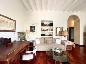 ein Wohnzimmer mit einer Couch und einem Tisch in der Unterkunft Eva Recommends Porvenir Apartment in Jerez de la Frontera