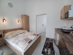 Posteľ alebo postele v izbe v ubytovaní RÁD-VÁR Apartmanház