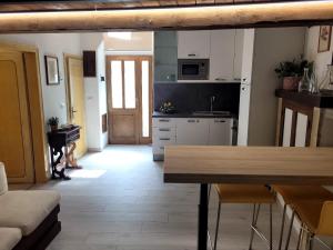 una cucina con tavolo e una cucina con bancone di Visiale guest house a Spoleto