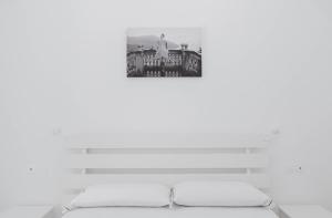 - un bureau blanc avec une photo sur le mur dans l'établissement Na Stanza in centro, à Ravello