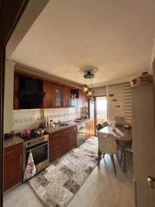 een grote keuken met een tafel en een eetkamer bij Ak Life Turizm in Soğuksu