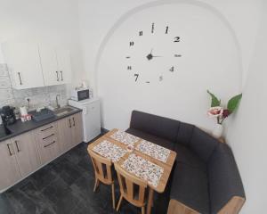 Kuchyňa alebo kuchynka v ubytovaní RÁD-VÁR Apartmanház