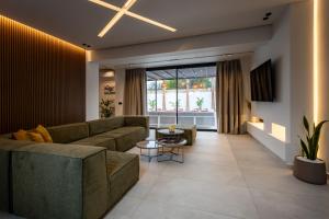 un soggiorno con divano e tavolo di STALèA Luxury Villa a Pefki Rhodes