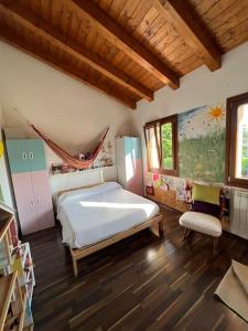 een slaapkamer met een bed en een schilderij aan de muur bij Suite familiare immersa nel verde in Bagnário Arsa