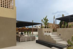ein Haus mit einem Pool und einer Terrasse in der Unterkunft STALèA Luxury Villa in Pefki Rhodes