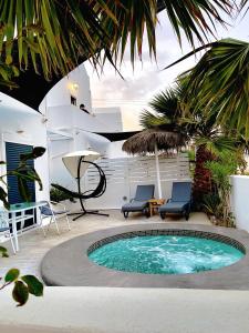 Bazen v nastanitvi oz. blizu nastanitve Sun Springs Suites