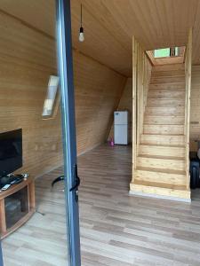 um quarto com paredes de madeira e um corredor com um frigorífico em Gurgeniani Twin Cottages em Lagodekhi