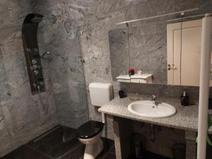 een badkamer met een wastafel, een toilet en een douche bij Villa M & D in Sveti Filip i Jakov