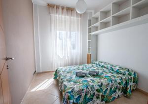 een slaapkamer met een bed in een kamer met een raam bij Luxury House near train station in Livorno