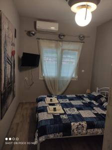 1 dormitorio con cama y ventana en Closer "Central studio and Apartment", en Tesalónica