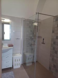 Kúpeľňa v ubytovaní RÁD-VÁR Apartmanház