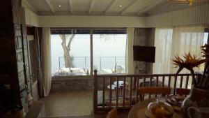 TV a/nebo společenská místnost v ubytování Paul Seafront House