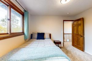 1 dormitorio con cama y ventana en South Side Escape, en Anchorage
