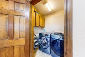 lavadero con lavadora y secadora en South Side Escape, en Anchorage