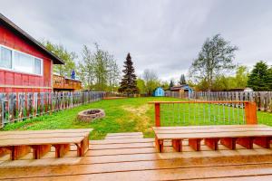 dos bancos sentados en una terraza de madera junto a un patio en South Side Escape, en Anchorage