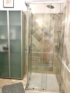 una doccia con porta in vetro in bagno di Appartamento Matilde Tower House - 8 minuti a piedi dalla spiaggia a Viareggio