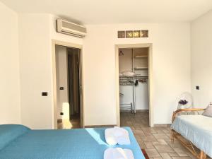una camera con letto e armadio di Appartamento Matilde Tower House - 8 minuti a piedi dalla spiaggia a Viareggio