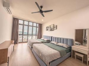 Postel nebo postele na pokoji v ubytování [Starry x DELUX] 8-10pax *free Netflix access + 20 fotografií