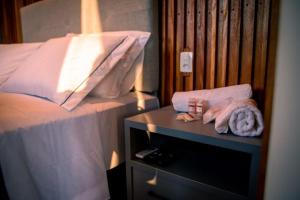 - une chambre avec un lit et une table avec des serviettes dans l'établissement Cabanas Sunset View, à Urubici