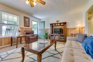 uma sala de estar com um sofá e uma mesa de centro em Delaware Vacation Rental Walk to Lake Dardanelle! 