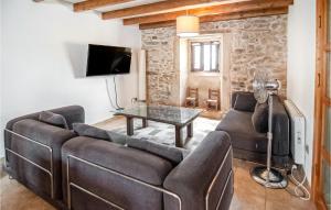 uma sala de estar com um sofá e uma mesa em Nice Home In Saucelle With Indoor Swimming Pool And 2 Bedrooms em Saucelle