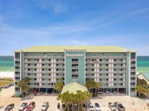 una vista aérea de un hotel en la playa en Beachcomber Beachfront Hotel, a By The Sea Resort, en Panama City Beach