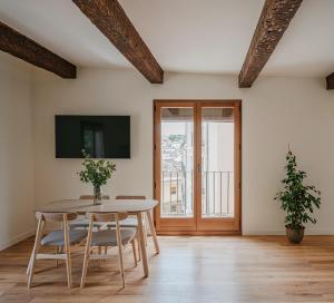 a dining room with a table and chairs and a window at El Jardinillo del Salvador in Cuenca