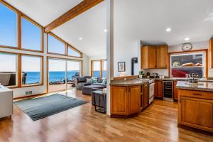 Il comprend une cuisine et un salon offrant une vue sur l'océan. dans l'établissement Scatchet Head Beach House, à Clinton