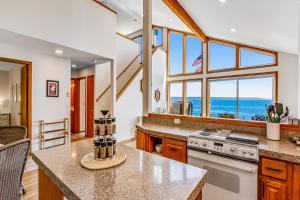 - une cuisine avec vue sur l'océan dans l'établissement Scatchet Head Beach House, à Clinton