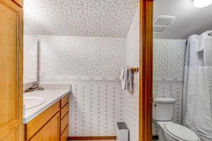 La salle de bains est pourvue de toilettes et d'un lavabo. dans l'établissement Scatchet Head Beach House, à Clinton