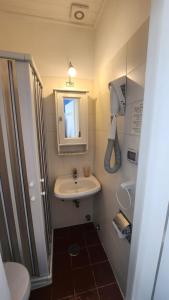 Un baño de Al Mari Suites