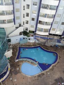 een groot zwembad voor een gebouw bij Apart Flat Aguas da Serra in Rio Quente