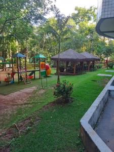een park met een speeltuin met een glijbaan en een paviljoen bij Apart Flat Aguas da Serra in Rio Quente