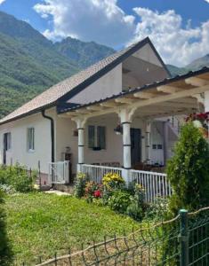 Φωτογραφία από το άλμπουμ του Lola Guest House σε Vusanje +40 φωτογραφίες