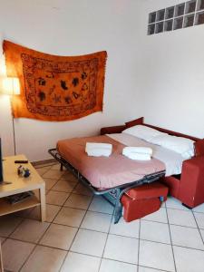 sypialnia z 2 łóżkami i stołem w obiekcie Appartamento La Cava w mieście Favignana
