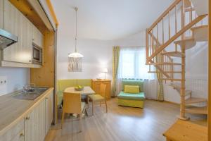 Kuchyň nebo kuchyňský kout v ubytování Garni Hotel Am Meilenstein