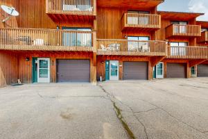 un edificio con dos puertas de garaje y balcones en él en Grand Lake Getaway, en Grand Lake