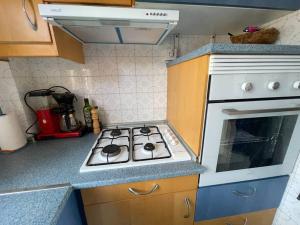 Kuchyň nebo kuchyňský kout v ubytování Cosy Spanish sea view apartment