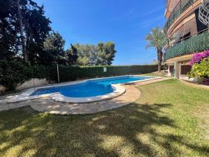 Bazén v ubytování Cosy Spanish sea view apartment nebo v jeho okolí + 15 fotografií