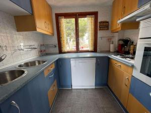 Kuchyň nebo kuchyňský kout v ubytování Cosy Spanish sea view apartment