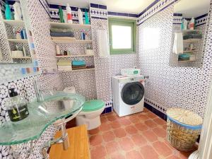 Koupelna v ubytování Cosy Spanish sea view apartment