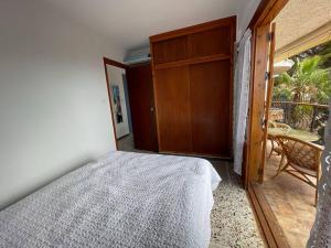 Postel nebo postele na pokoji v ubytování Cosy Spanish sea view apartment