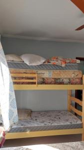 two bunk beds in a room withthritisthritisthritisbestosbestosbestosbestosbestosbestos at Praia Grande, Canto do Forte, Apto ,2 noites seguidas , apenas 2 diárias com Wi-Fi in Praia Grande