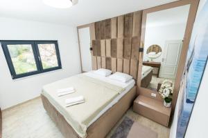 Ένα ή περισσότερα κρεβάτια σε δωμάτιο στο Lira Suites