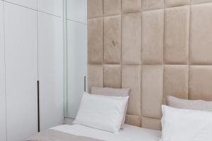 Ένα ή περισσότερα κρεβάτια σε δωμάτιο στο Lira Suites