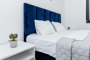 Ένα ή περισσότερα κρεβάτια σε δωμάτιο στο Lira Suites