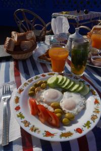 une assiette de denrées alimentaires contenant des œufs et des légumes sur une table dans l'établissement CASA TROUSSI, à Chefchaouen