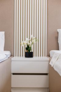 Ένα ή περισσότερα κρεβάτια σε δωμάτιο στο Lira Suites